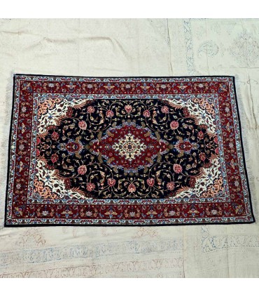 Tapete persa Isfahan com design floral – artesanato excepcional do Oriente Médio